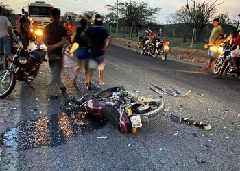 Acidente envolvendo carro e moto na BA 408 deixa homem morto e outro ferido