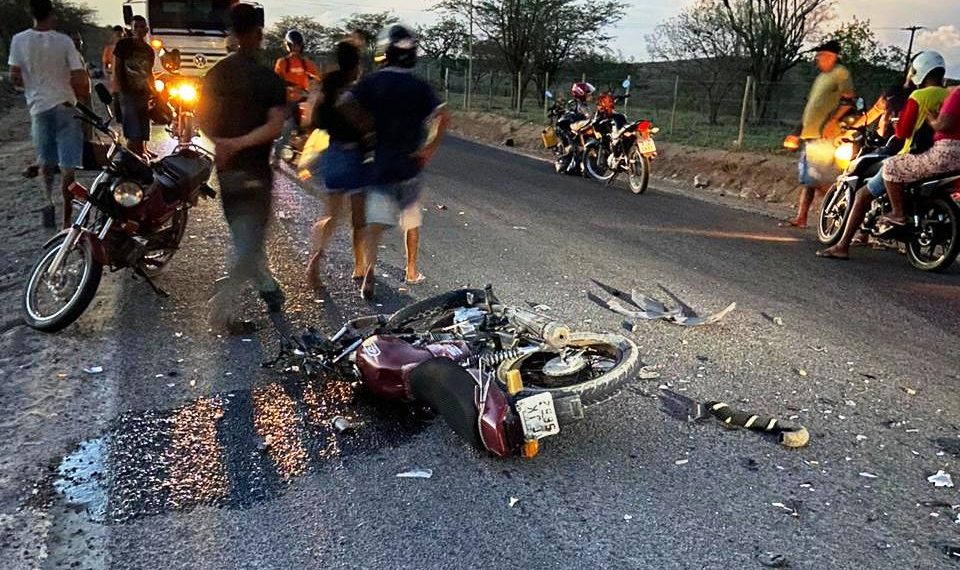 Acidente envolvendo carro e moto na BA 408 deixa homem morto e outro ferido
