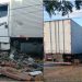 Após colidir com caminhonete, caminhão atinge residência e uma pessoa fica ferida