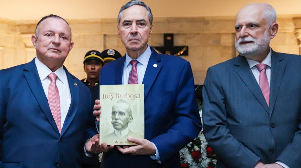 Adolfo Menezes presenteia os ministros Barroso e Fachin com o livro “A Vida de Ruy Barbosa”
