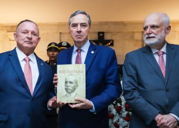Adolfo Menezes presenteia os ministros Barroso e Fachin com o livro “A Vida de Ruy Barbosa”