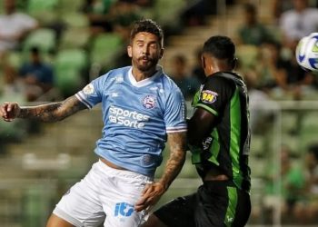 Duas mulheres ficam feridas em colisão envolvendo carro e moto na BA 411; vítimas são mãe e filha