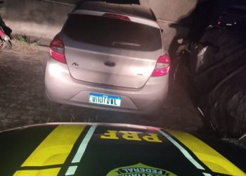 PRF recupera veículo roubado durante fiscalização em Riachão do Jacuípe