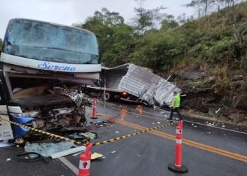 MG – Acidente na BR-116 entre carreta e ônibus deixa morto e feridos ; Ônibus seguia para cidade da Bahia