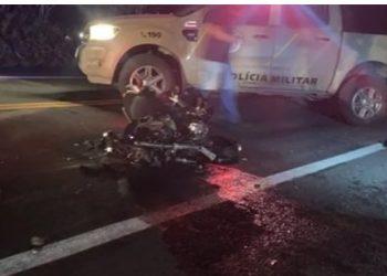 Casal de namorados morre em acidente envolvendo moto e carro na estrada do feijão