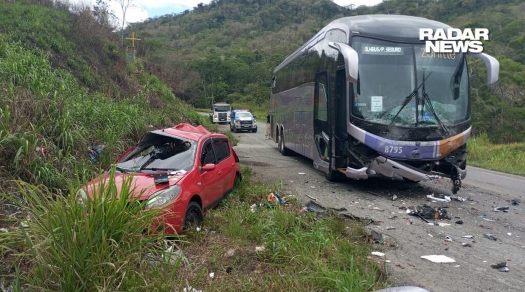 Quatro pessoas da mesma família morrem após batida entre carro e ônibus na BR 101/Sul