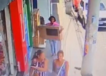 Câmeras de segurança flagram mulher furtando TV em loja de Jequié