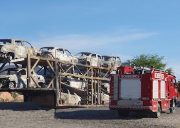 Onze veículos são destruídos após carreta cegonha ser consumida pelo fogo na BR 407