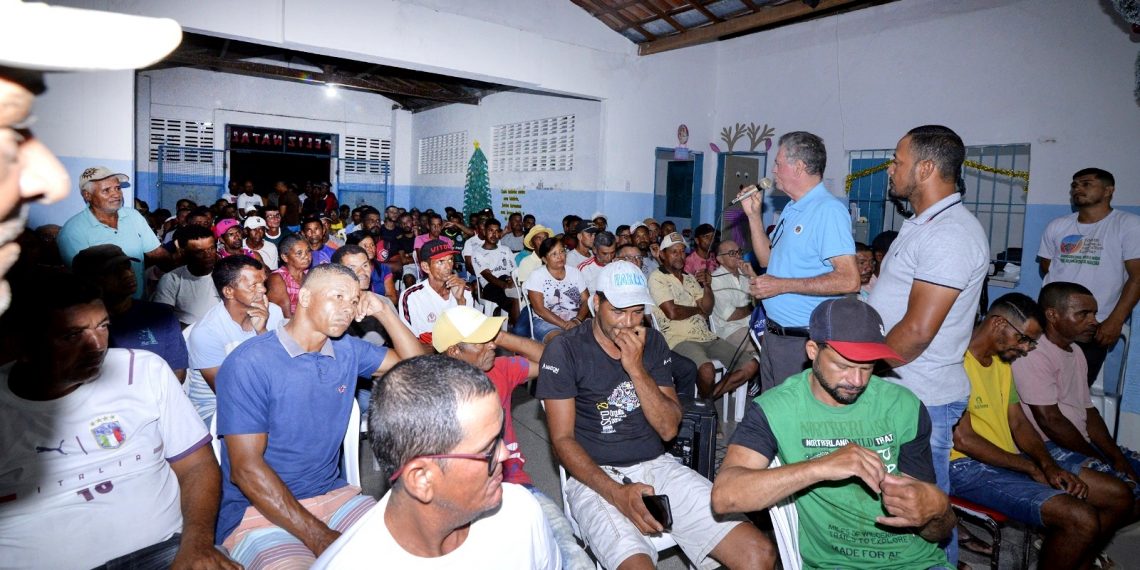 Valente: preocupado com a situação do sisal, prefeito Ubaldino Amaral se reúne com trabalhadores, donos de motores e de batedeiras
