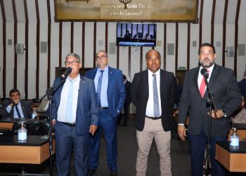 Deputados aprovam isenção de IPVA para carros elétricos e reorganização estrutural de comandos da PM