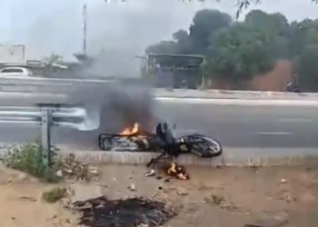 PE – Vendedor de lanches põe fogo na própria motocicleta após ser parado pela PRF em Petrolina