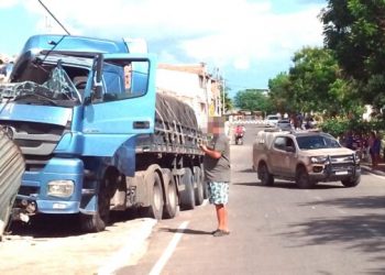 Após apresentar problema mecânico, carreta carregada de cimento causa destruição em Avenida