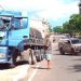 Após apresentar problema mecânico, carreta carregada de cimento causa destruição em Avenida