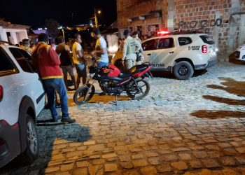 Em noite violenta, três pessoas morrem e um policial fica ferido a tiros