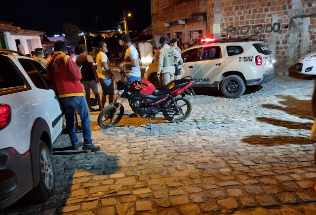 Em noite violenta, três pessoas morrem e um policial fica ferido a tiros