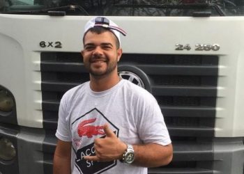 Caminhoneiro morre em acidente na BR 407. Ele dirigia um carro de passeio que colidiu com outro