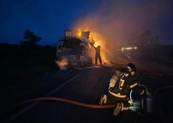 Homem morre carbonizado em batida entre carro e caminhão