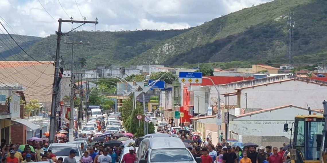 Sob forte comoção, cinco pessoas da mesma família que morreram no acidente entre caminhão e micro-ônibus na BR 324 são sepultadas em Jaguarari