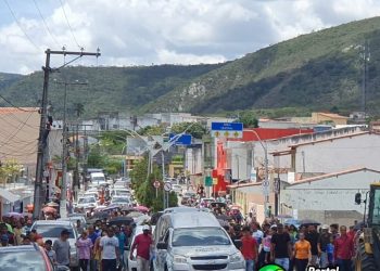 Sob forte comoção, cinco pessoas da mesma família que morreram no acidente entre caminhão e micro-ônibus na BR 324 são sepultadas em Jaguarari