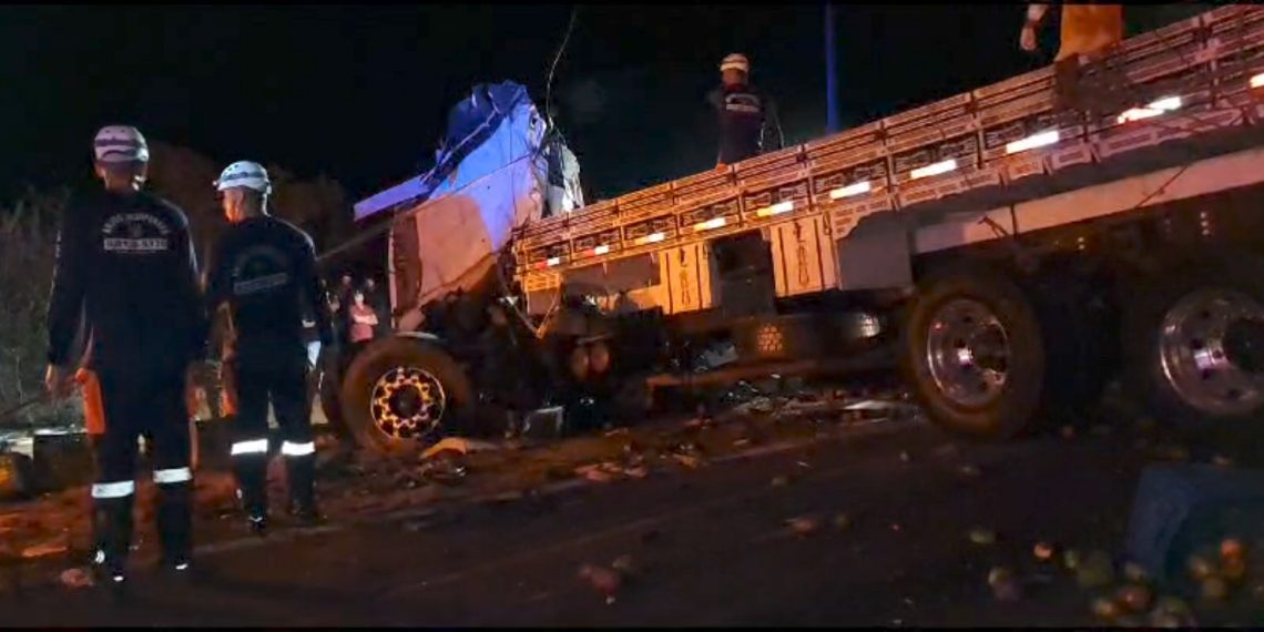 Colisão envolvendo micro-ônibus de turismo e caminhão deixa 25 mortos na BR 324