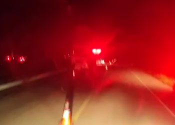 Caminhão colide na traseira de caminhonete e deixa 6 feridos na região da Serra do Tombador