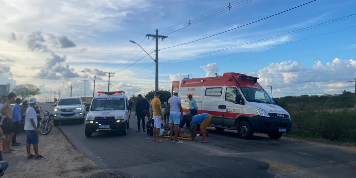 Homem fica ferido após colidir moto no fundo de carro na BA 409