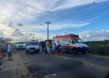 Homem fica ferido após colidir moto no fundo de carro na BA 409