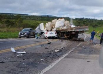 Quatro pessoas morrem após batida entre carro e caminhão na BR 116/Sul