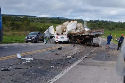 Quatro pessoas morrem após batida entre carro e caminhão na BR 116/Sul
