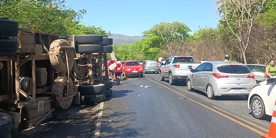 Carreta tomba na BR 324 próximo ao contorno de Caém após o deslocamento de carga