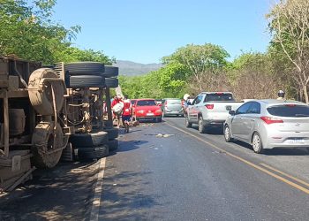 Carreta tomba na BR 324 próximo ao contorno de Caém após o deslocamento de carga