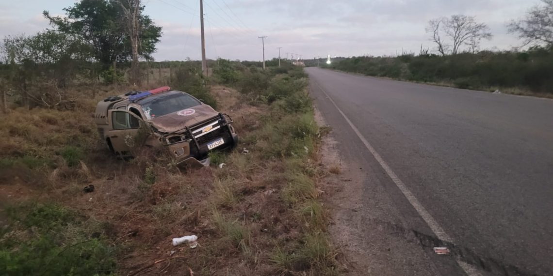Viatura da PM capota na BA 411 quando seguia para uma diligência