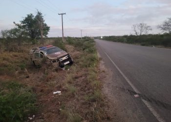 Viatura da PM capota na BA 411 quando seguia para uma diligência