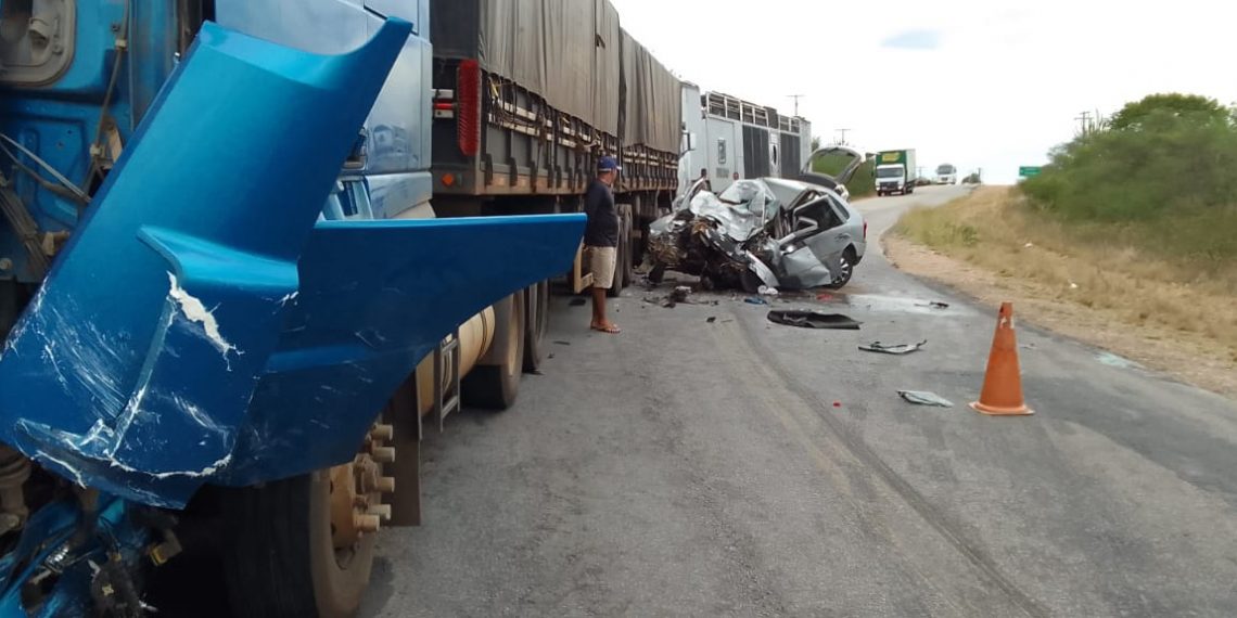 Homem morre e outro fica ferido em colisão de Gol com carreta na BR 349