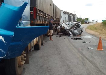 Homem morre e outro fica ferido em colisão de Gol com carreta na BR 349