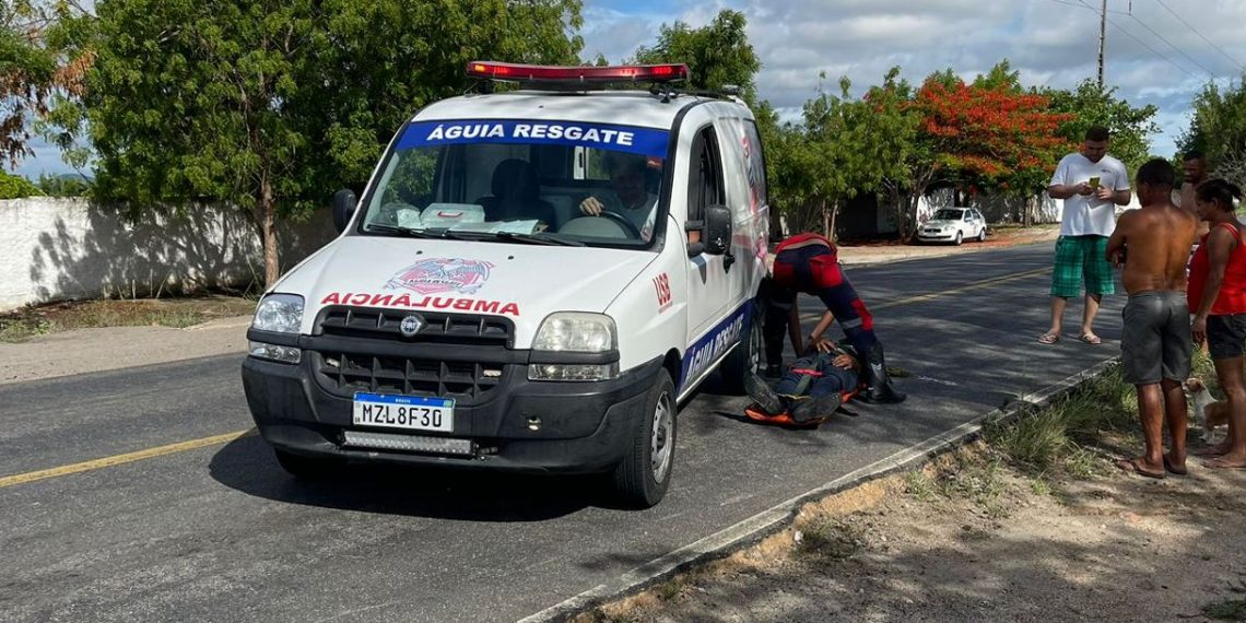 Dois homens são socorridos após cairem de moto na estrada de Aroeira