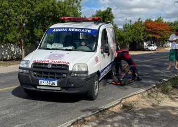 Dois homens são socorridos após cairem de moto na estrada de Aroeira