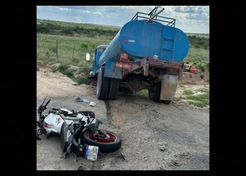 Homem morre e filha de 13 anos fica ferida em acidente envolvendo moto e caminhão-pipa na BA 408