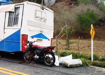 Homem morre ao colidir motocicleta no fundo de ônibus na BA 392