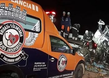 Colisão envolvendo micro-ônibus de turismo e caminhão deixa 25 mortos na BR 324