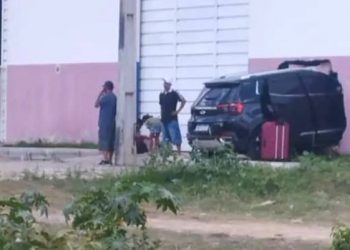 Motorista perde controle de veículo e atinge parede de galpão na BR-116