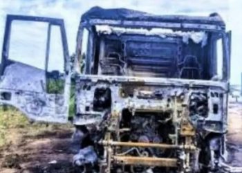 Insatisfeito com o patrão, caminhoneiro coloca fogo em carreta