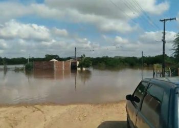 Bar fica submerso em povoado de Tucano após enchente do rio Itapicuru