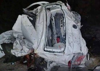 Cinco pessoas de uma mesma família morrem em colisão envolvendo carro de passeio e carreta na BR 116/Sul