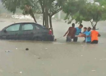 Forte chuva alagou ruas e arrastou carros em Serrinha