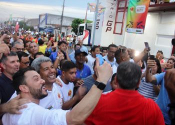 Governador, prefeito e deputado caem na folia do Carnarua de Nova Fátima