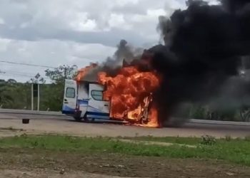 Ambulância do município de São José do Jacuípe pega fogo na BR 324