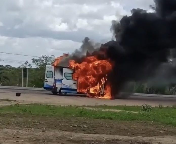 Ambulância do município de São José do Jacuípe pega fogo na BR 324