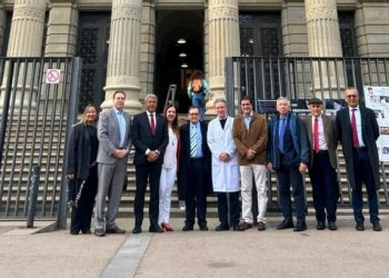 Na Espanha, Jerônimo conhece tratamento revolucionário contra o câncer e negocia o uso da tecnologia na Bahia