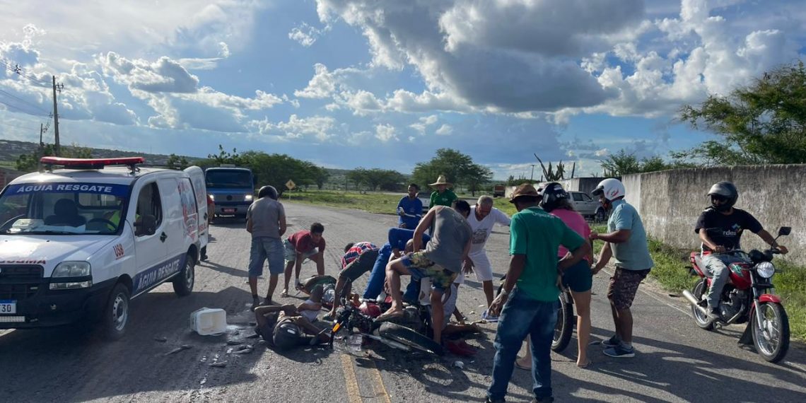 Colisão envolvendo duas motocicletas deixa três vítimas gravemente feridas na BA 411